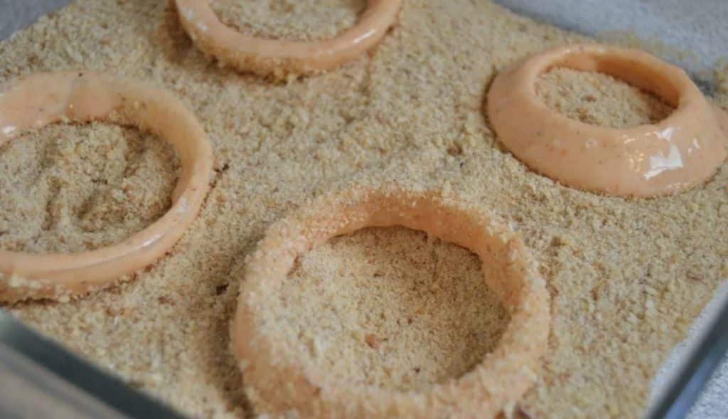 El truco para hacer unos aros de cebolla súper crujientes