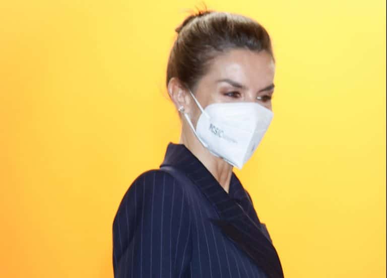 La crisis de Ucrania hace que la Reina Letizia deslumbre sola en ARCO