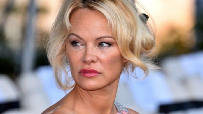 Pamela Anderson - Preocupada