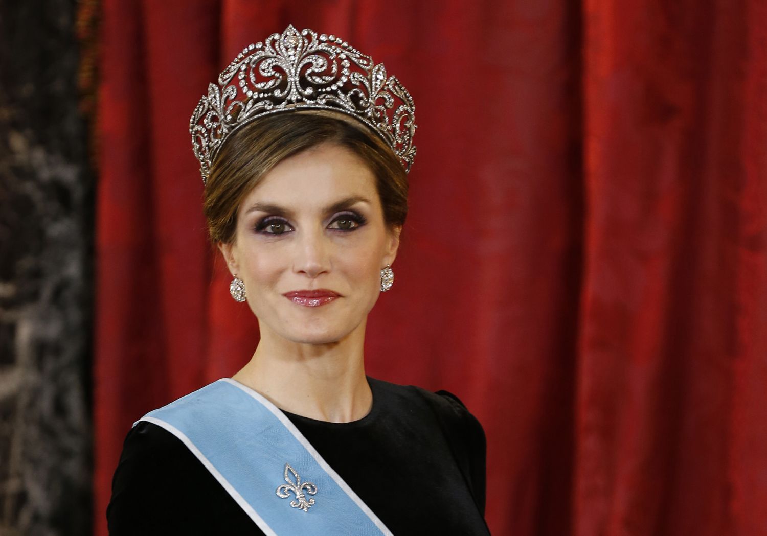 Reina Letizia corona casa real debe mucho