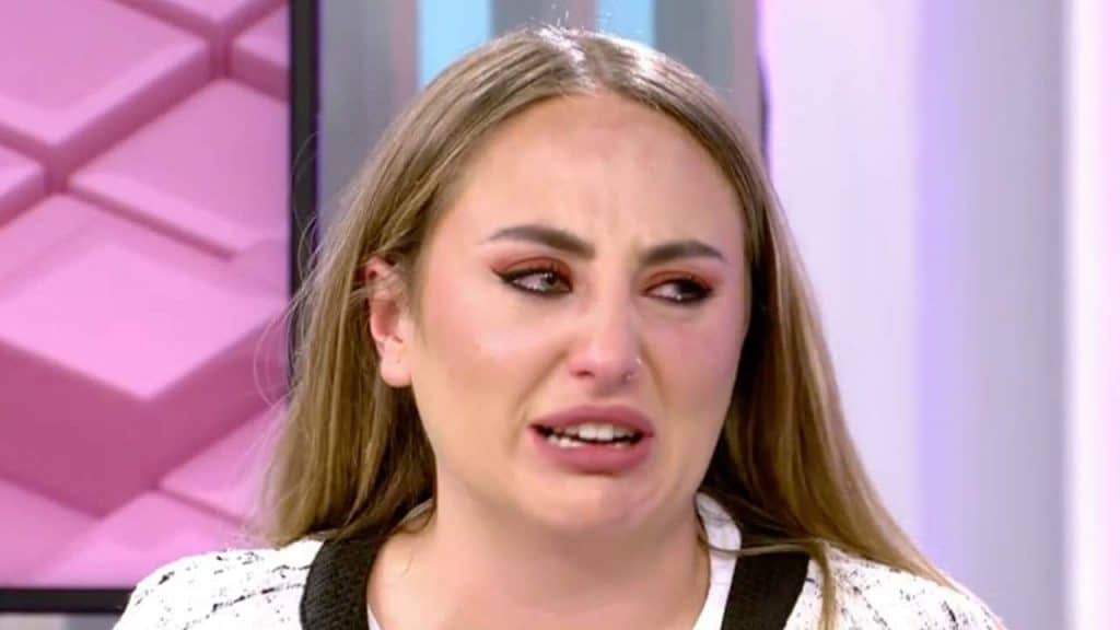 Rocío Flores llora después de la intervencion de su madre
