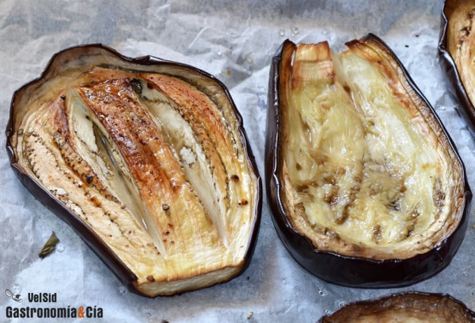 Cómo hacer unas berenjenas rellenas de verduras en el horno