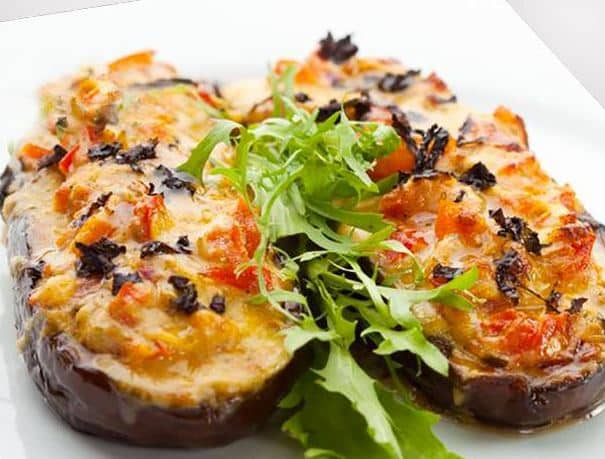 Cómo hacer unas berenjenas rellenas de verduras en el horno