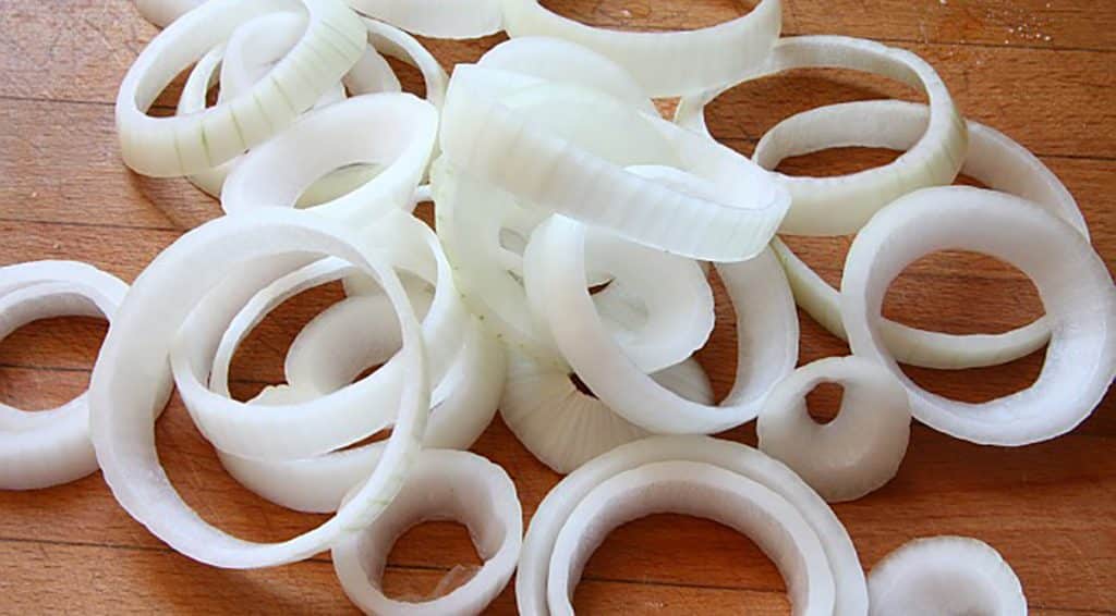 El truco para hacer unos aros de cebolla súper crujientes