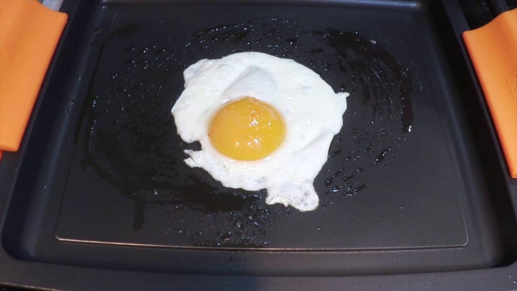 El secreto para hacer un huevo frito a la plancha sin nada de aceite
