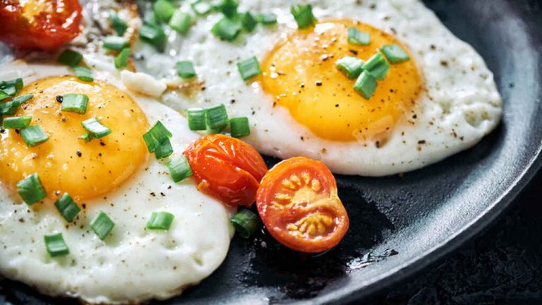 El secreto para hacer un huevo frito a la plancha sin nada de aceite