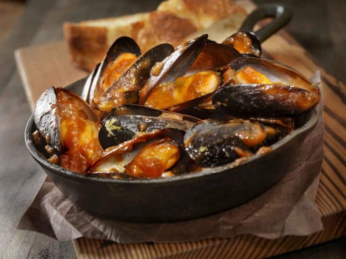 Los mejillones asados que te harán odiar la clásica receta al vapor