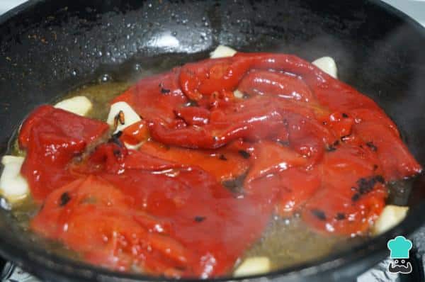 Esta merluza en salsa de piquillos será tu plato de pescado favorito