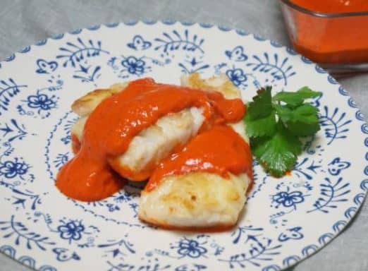 Esta merluza en salsa de piquillos será tu plato de pescado favorito