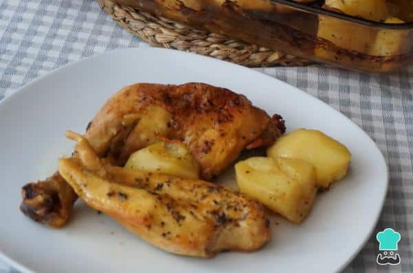 Los trucos para hacer un pollo a la cerveza al horno en menos de una hora