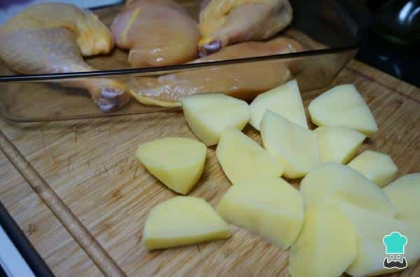 Los trucos para hacer un pollo a la cerveza al horno en menos de una hora