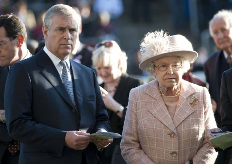 La Reina Isabel II le ‘levanta’ el castigo al príncipe Andrés: reaparición juntos…