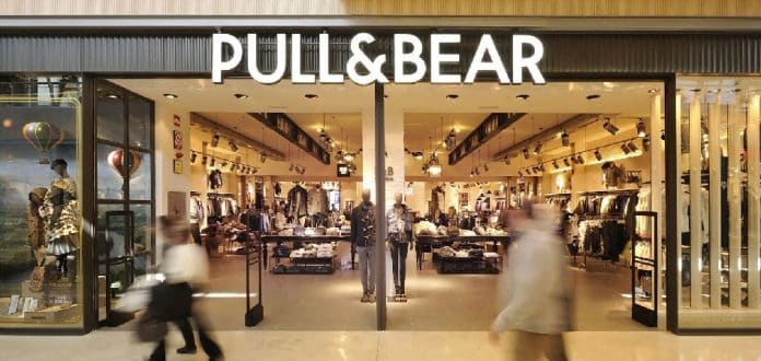 Pull&Bear tiene esta cazadora básica por 12,99 euros para usar a diario