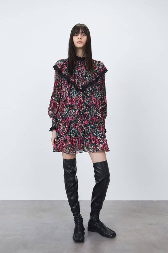 Sfera alarga sus rebajas con este vestido canalé por solo 11,99 euros