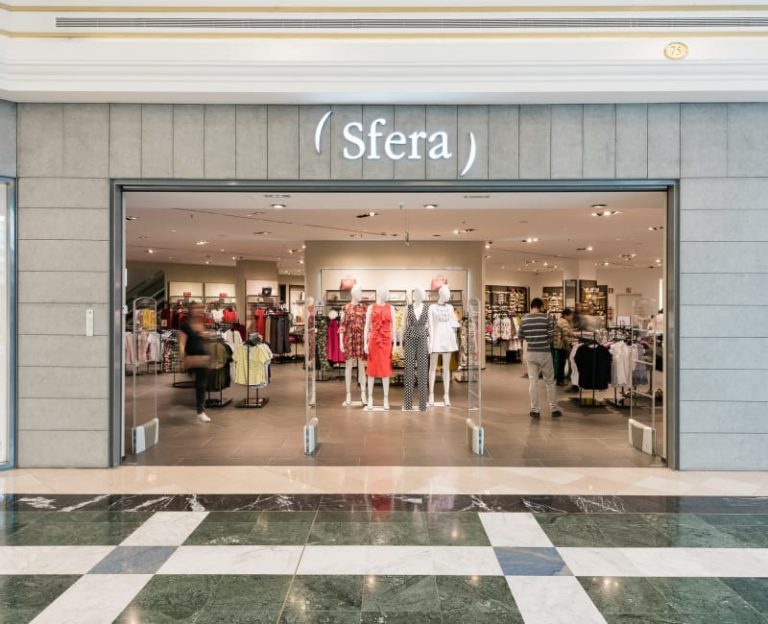 Sfera alarga sus rebajas con este vestido canalé por solo 11,99 euros