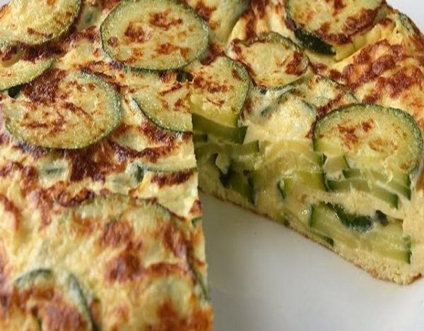 Cómo hacer una tortilla de calabacín y queso mejor que la de patatas