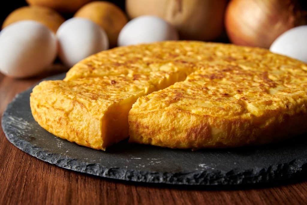 Cómo hacer una tortilla de calabacín y queso mejor que la de patatas