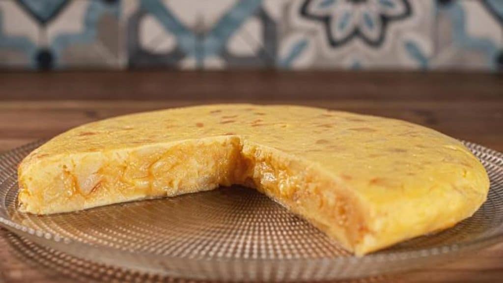 Cómo hacer una tortilla de calabacín y queso mejor que la de patatas