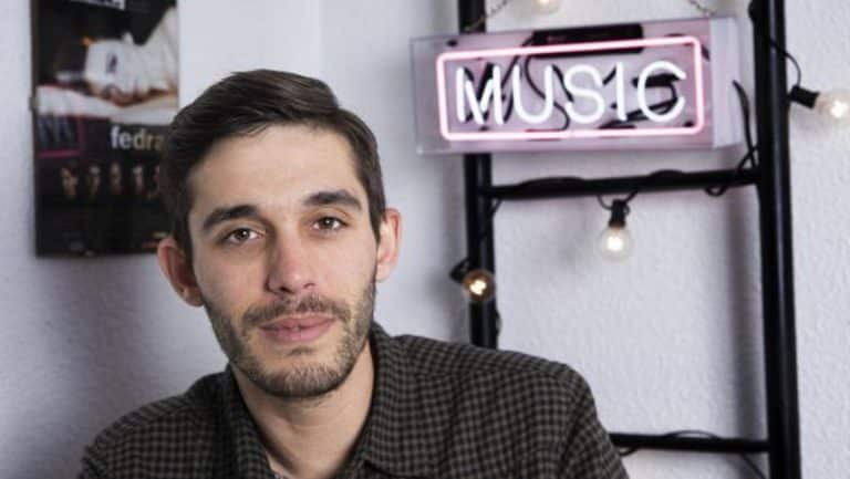 Víctor Elías olvida a su exnovia Chanel Terreo con otra cantante famosa
