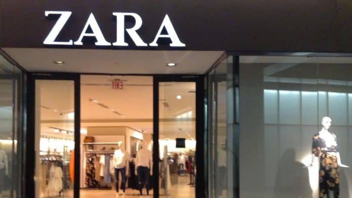 El vestido efecto piel de Zara con el que no pasarás desapercibida