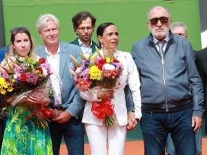 Claudia Rodríguez, rota en el homenaje a Manolo Santana