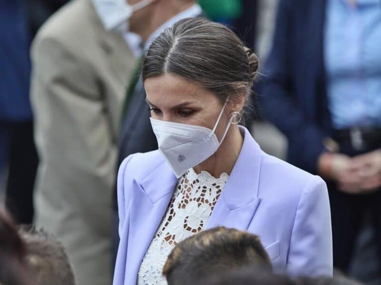La Reina Letizia rescata un traje lila con el que conquista en La Palma