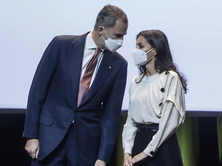 Los Reyes, juntos en Valencia. Letizia recupera su preciosa blusa de Masku