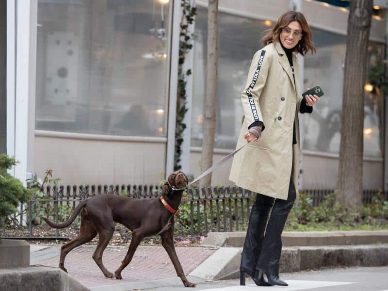Nieves Álvarez y su mascota