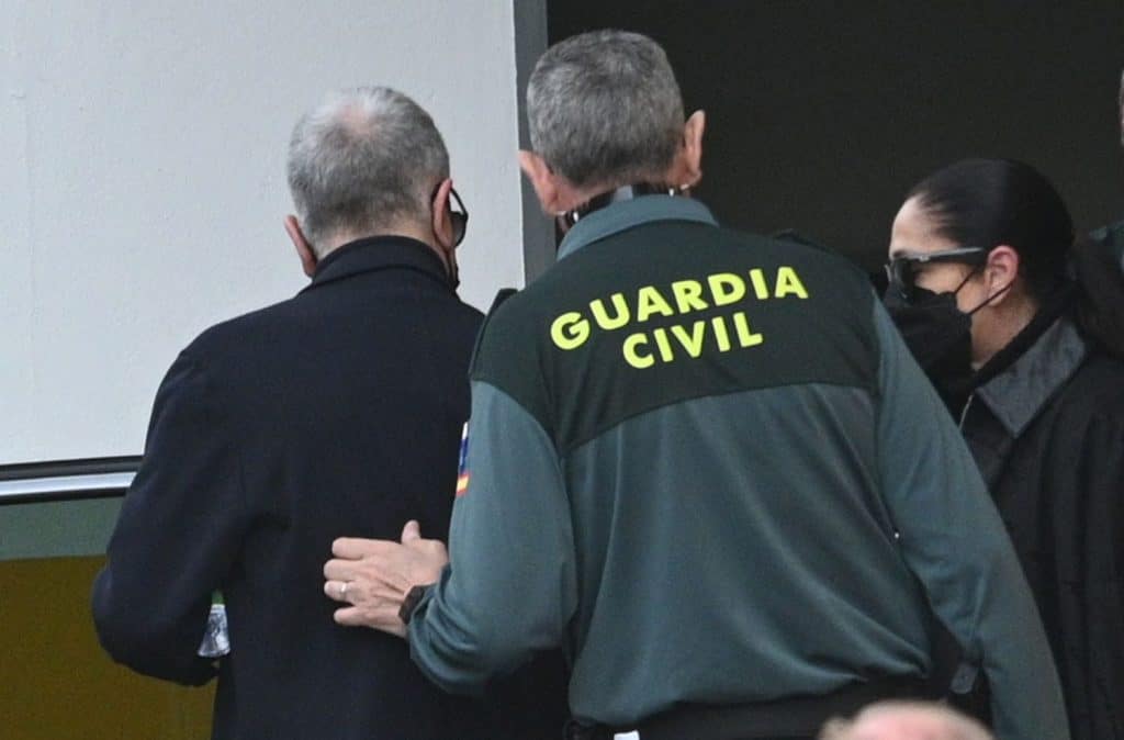 Agustín Pantoja lleva a su hermana a la cárcel y descubre ante el juez que fue obligado a firmar... ¿Por qué y por quién?