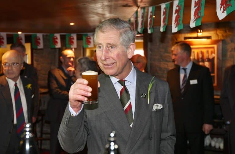 La actriz de ‘Sensación de vivir’ que organizó un fiestón a Carlos de Inglaterra en su mansión