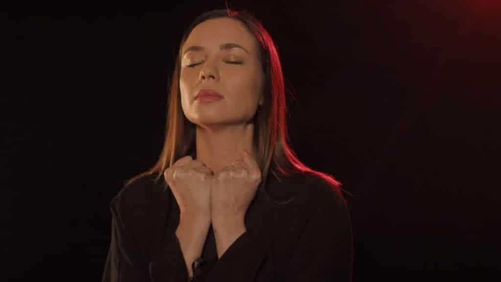 Dafne Fernández amenaza en mano y lágrimas en los ojos: "Si yo fuera productora..." Dafne Fernández - Aarón Vivancos Woman