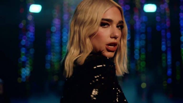 El vestido Ferragamo de Dua Lipa en Cannes que consagra el technicolor como tendencia del verano