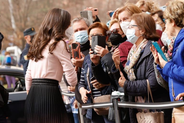La Reina Letizia recuerda que hay crisis sin cortarse con su falda de Reiss