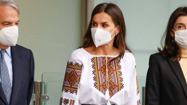Letizia se moja: su blusa, el apoyo velado a Ucrania en su guerra contra Rusia