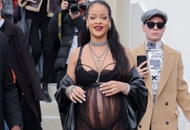 Rihanna embarazada barriga al aire