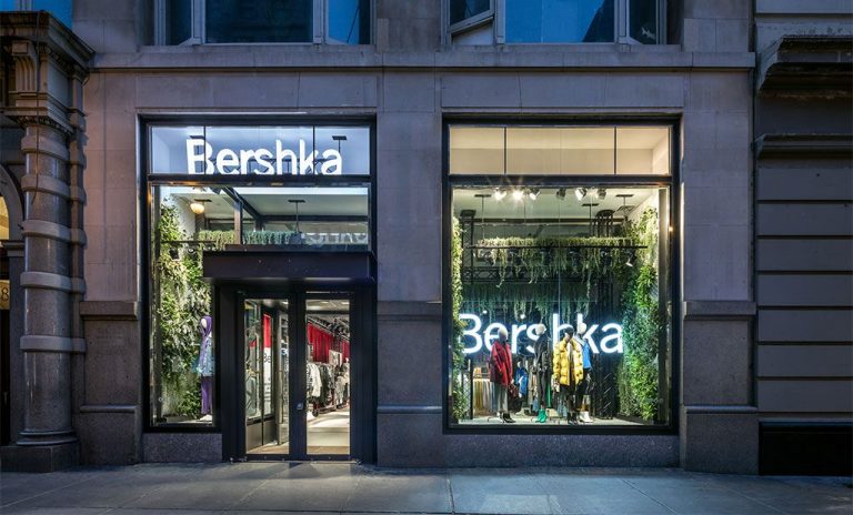 Esta es la falda mini de Bershka más vendida en sus tiendas