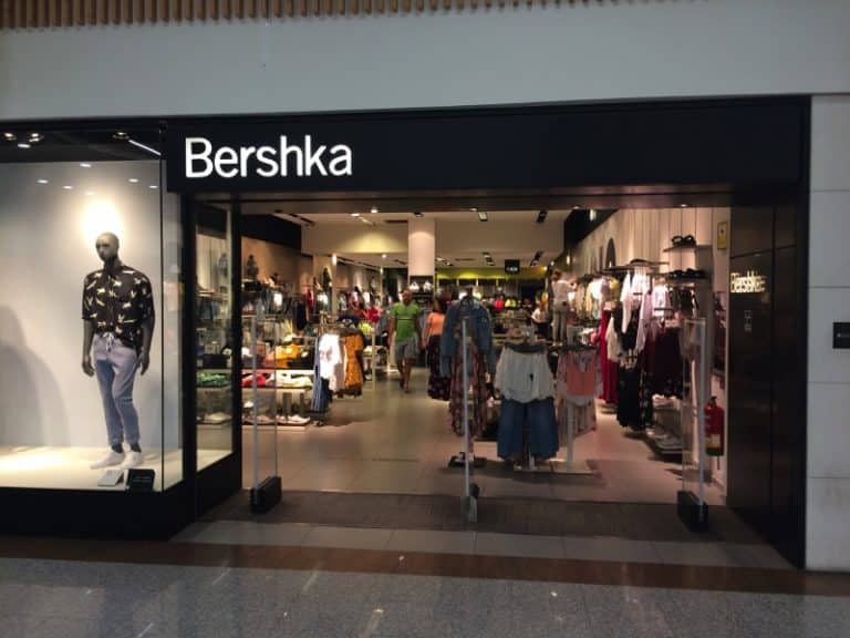 Esta falda de Bershka es pura primavera y cuesta 17,99 euros