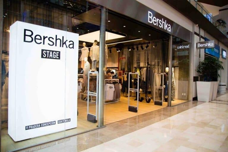Bershka rebaja un 30% esta elegante blazer para primavera 
