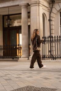 elba 3 Elba Prescolí presumiendo abdominales con su look “oversize” por las calles de Londres