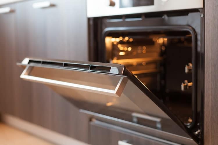 El mejor truco para limpiar el horno fácilmente
