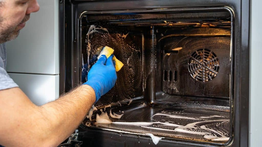 El método infalible para limpiar el horno fácilmente