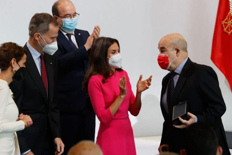 Reina Letizia: su precioso gesto con Antonio Resines en las Medallas de las Bellas Artes