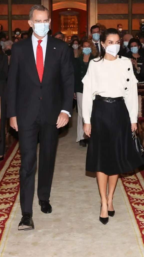 reina letizia y rey felipe en valencia ella con blusa maksu y falda negra