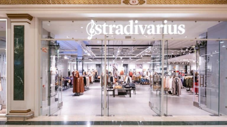 La camiseta de Stradivarius por 8,99 euros que más usarás esta primavera