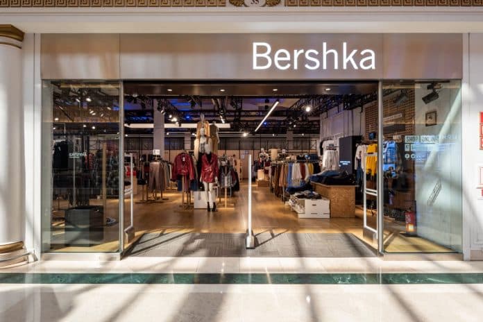 Bershka apuesta por este vestido de flores para primavera