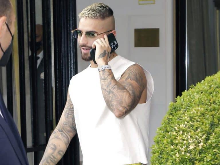 Maluma, desafía el frío ártico de España… ¡Luciendo bíceps!
