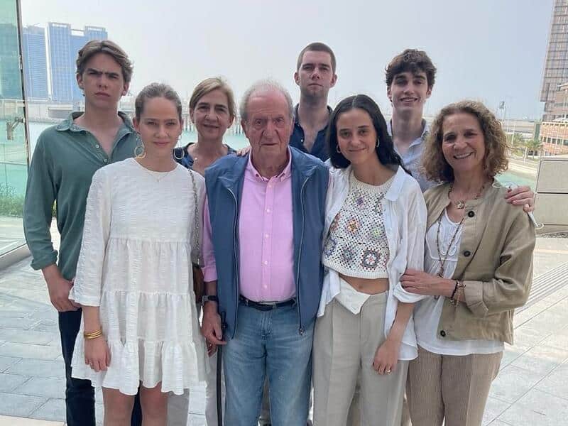 La otra imagen de la visita de las Infantas y algunos nietos al Rey Juan Carlos
