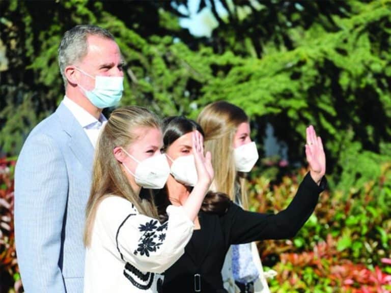 Los Reyes Felipe y Letizia, la Princesa Leonor y la Infanta Sofía visitan el Centro de Refugiados de Ucrania