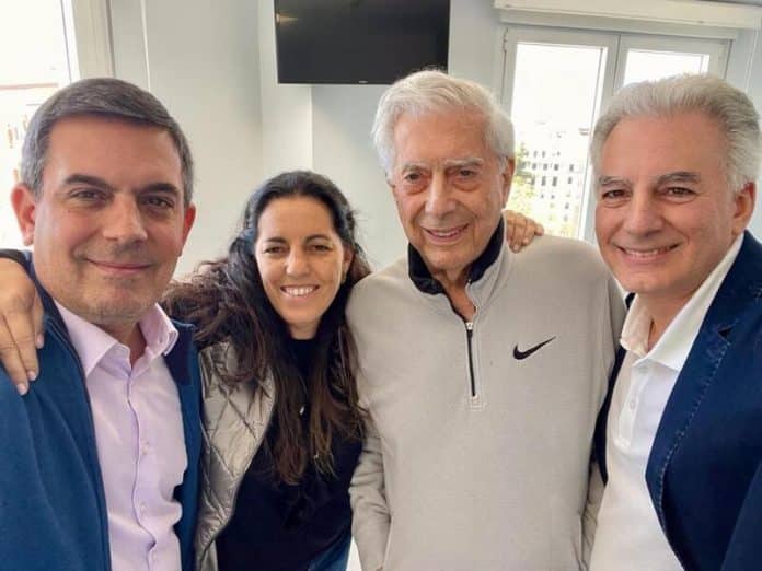 Mario Vargas Llosa recibe alta
