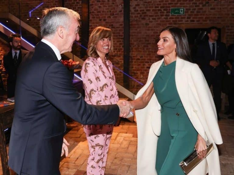 Reina Letizia: ¡Ficha su look verde efecto mono que hace tipazo!